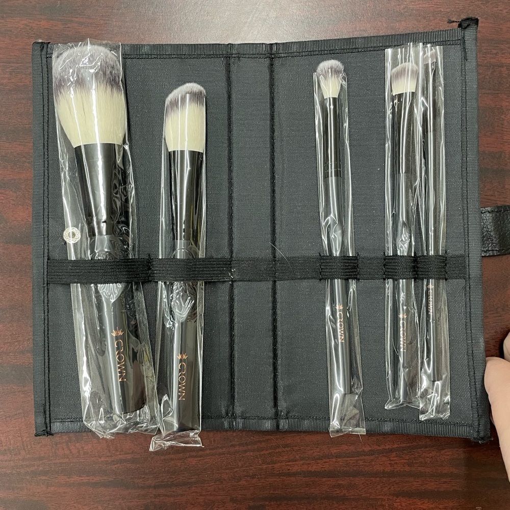Brand New Crown 5 Piece Makeup Brush Set with Case